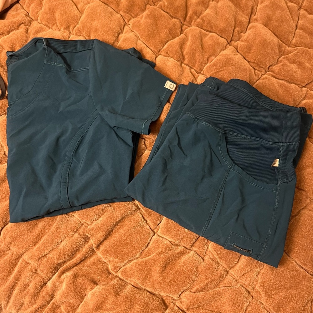 Cherokee Infinity Small Teal Scrub Set